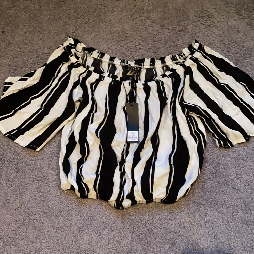 Xl, crop top short sleeve, black and white. NWT